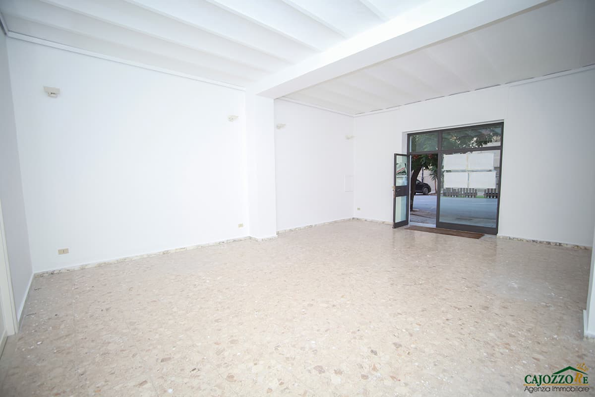 Libertà-Croci. Via E. Albanese: locale comm. 85 mq