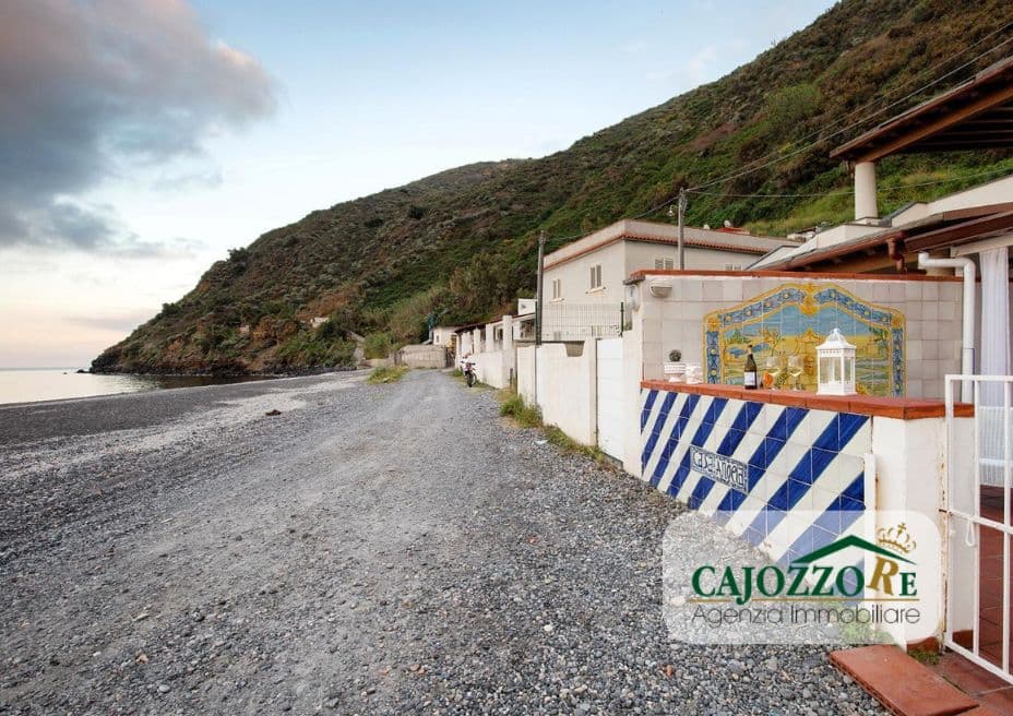 Lipari-Canneto. 90 mq oltre terrazza fronte mare