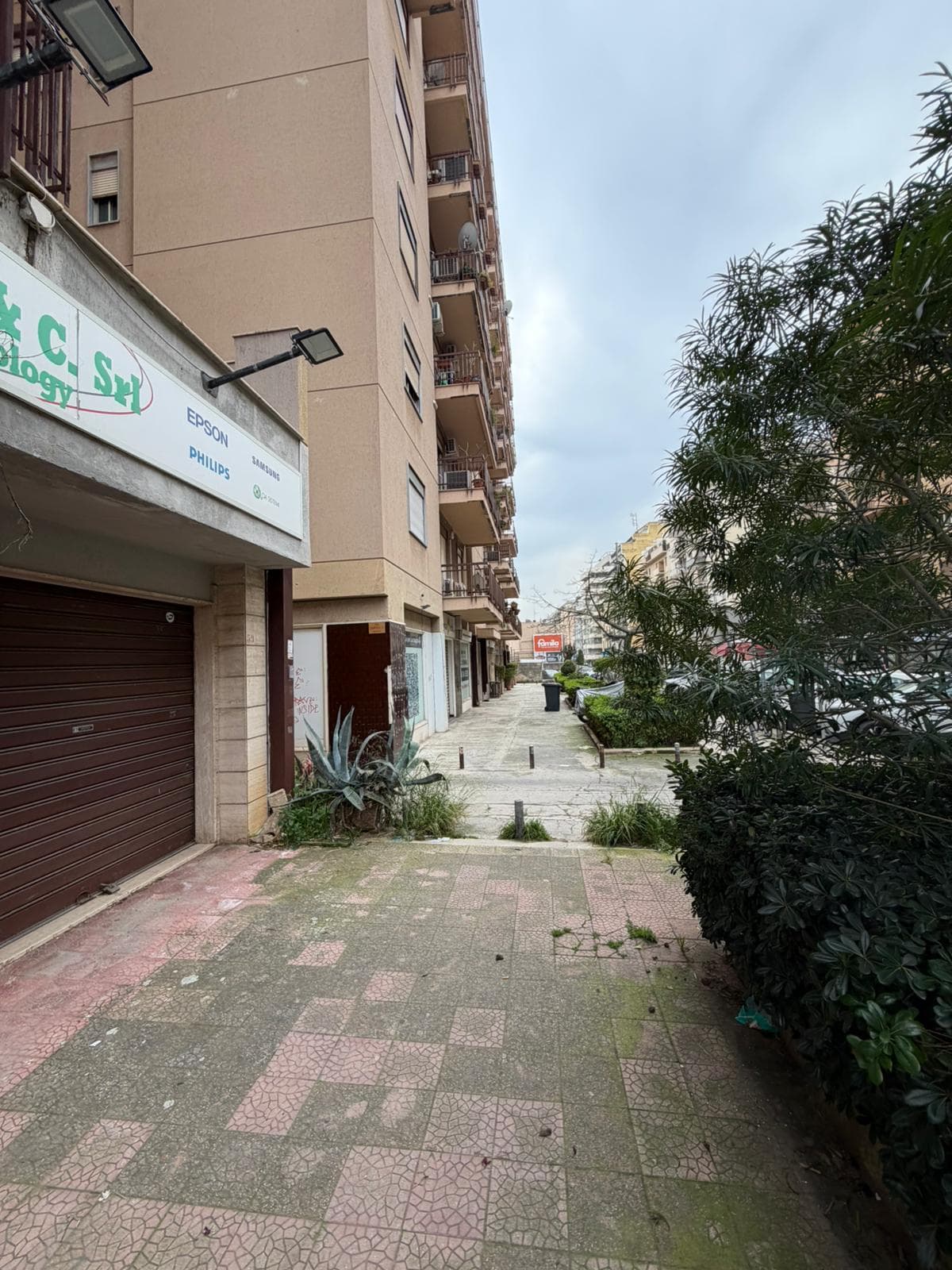 Autonomia Siciliana- Sampolo: locale comm. 700 mq
