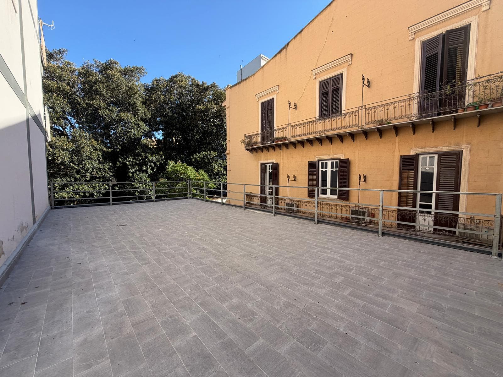 Libertà/Villabianca: rifinitissimo ufficio con terrazza